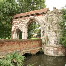 Waltham_Abbey_Gateway_-_geograph.org.uk_-_1030421